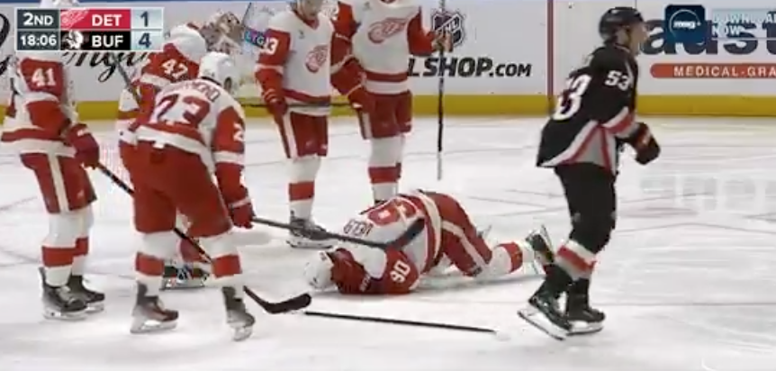 ▶️ NHL – Joe Veleno (DET) frappé en pleine tête par un puck