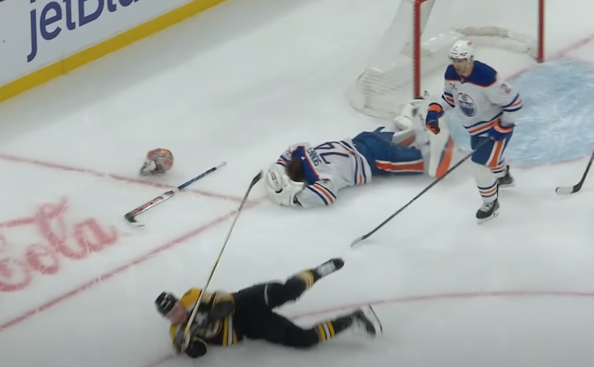 NHL – Le gardien des Oilers victime d’une grosse charge