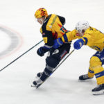 PostFinance Top Scorer Marcus Soerensen (HCFG) und Enzo Guebey (HCD) in Aktion im Eishockey Meisterschaftsspiel der National League zwischen dem HC Fribourg Gotteron und dem HC Davos, am Sonntag, 7. Dezember 2025 in der BCF-Arena in Fribourg. (PostFinance/KEYSTONE/Peter Klaunzer)