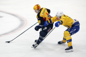 PostFinance Top Scorer Marcus Soerensen (HCFG) und Enzo Guebey (HCD) in Aktion im Eishockey Meisterschaftsspiel der National League zwischen dem HC Fribourg Gotteron und dem HC Davos, am Sonntag, 7. Dezember 2025 in der BCF-Arena in Fribourg. (PostFinance/KEYSTONE/Peter Klaunzer)