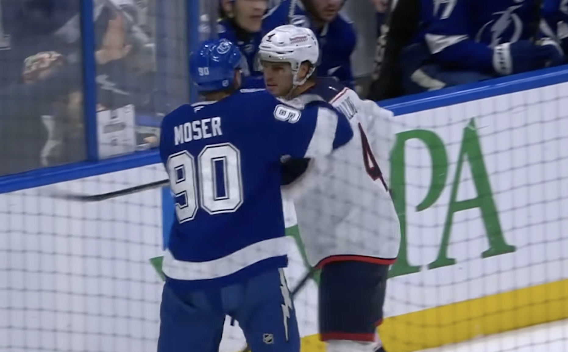 ▶️ LA NUIT DES SUISSES – J.J. Moser s&rsquo;offre un combat, un but et la 3ème étoile