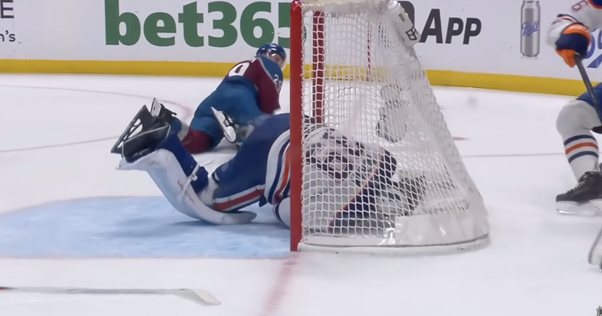 ▶️ NHL – Nathan MacKinnon chassé après une charge sur le gardien des Oilers