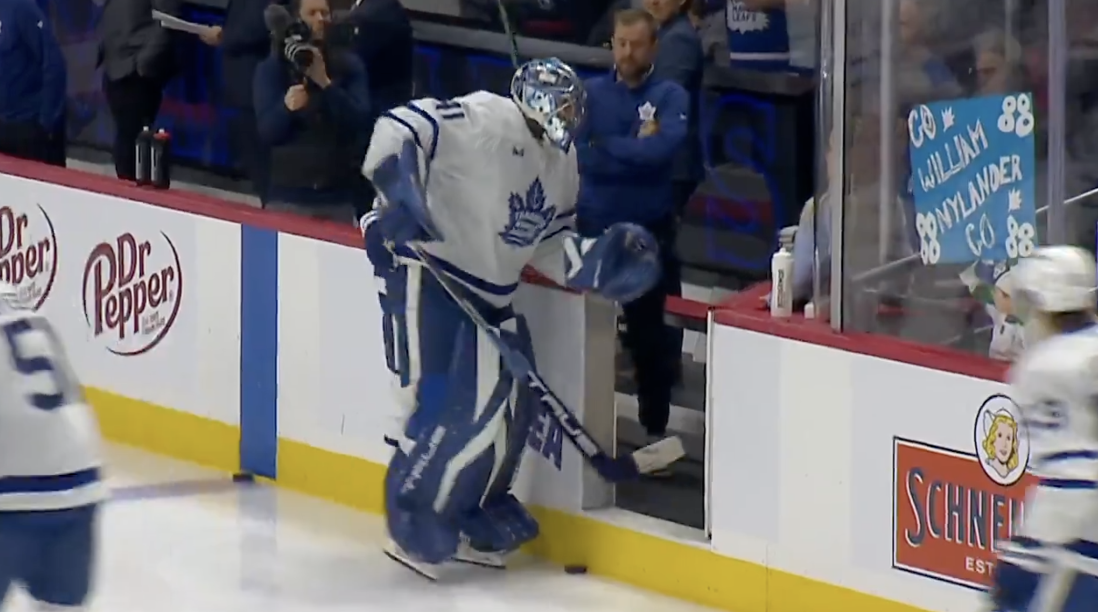 ▶️ NHL – Touché à la gorge durant l&rsquo;échauffement, le gardien des Leafs part à l&rsquo;hôpital