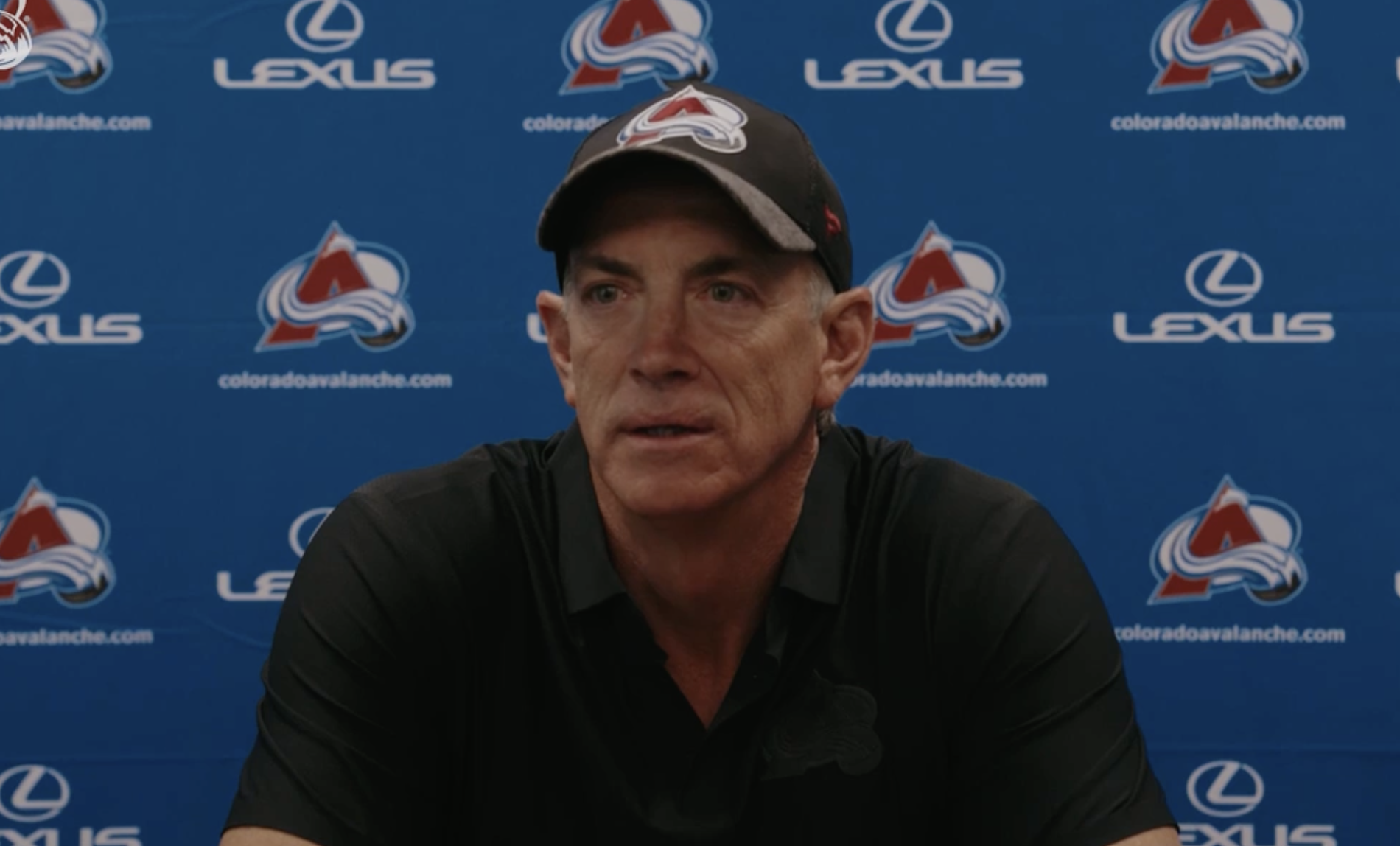 NHL – Joe Sakic reste directeur-général de l&rsquo;Avalanche