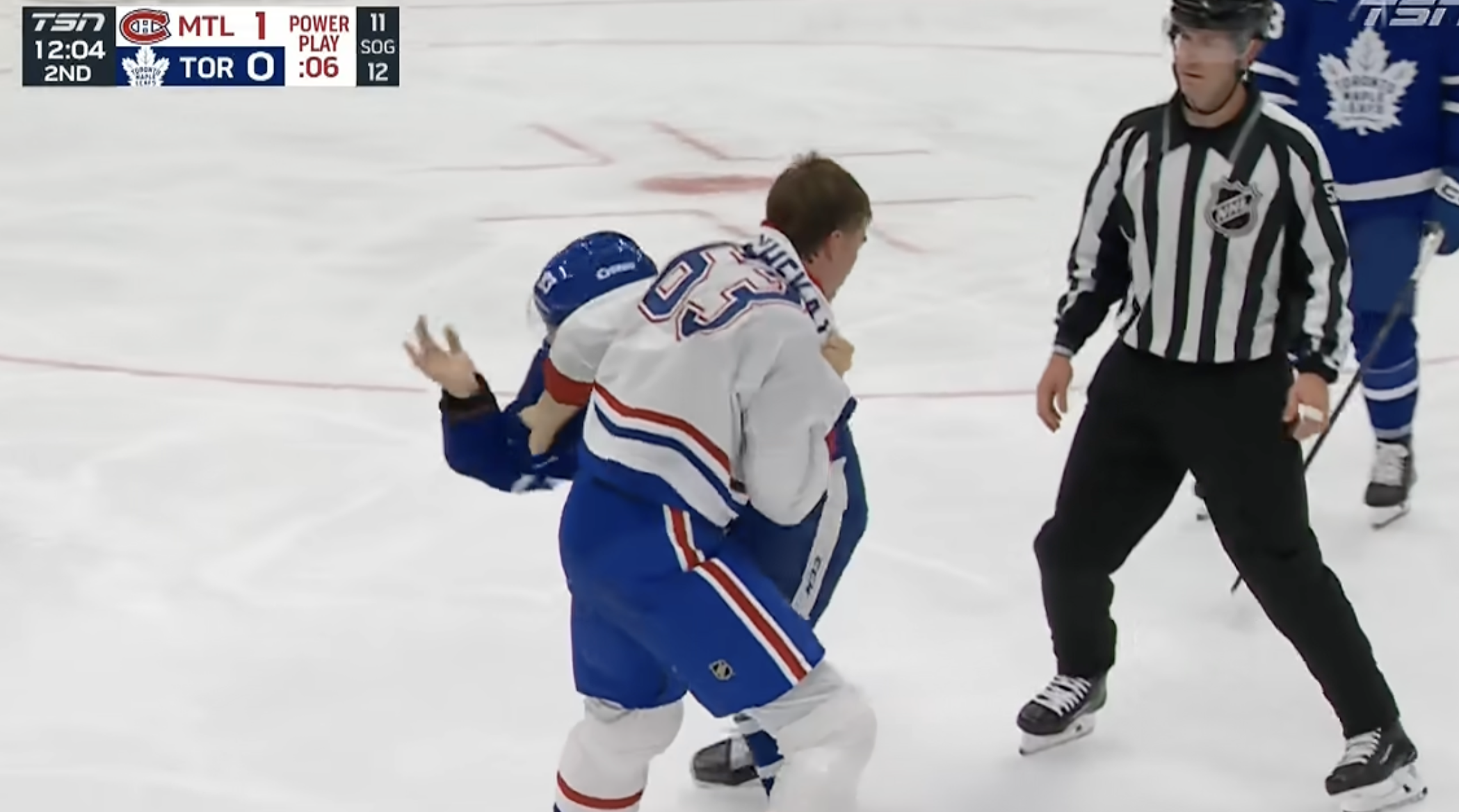 NHL – Arber Xhekaj regarde le combat de son frère depuis le banc des pénalité sur un téléphone