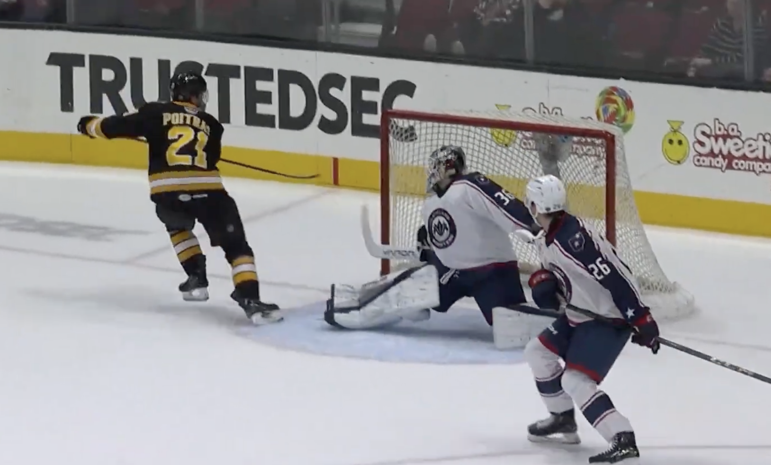 NHL – Matt Poitras reste à Boston avec un contrat à deux volets
