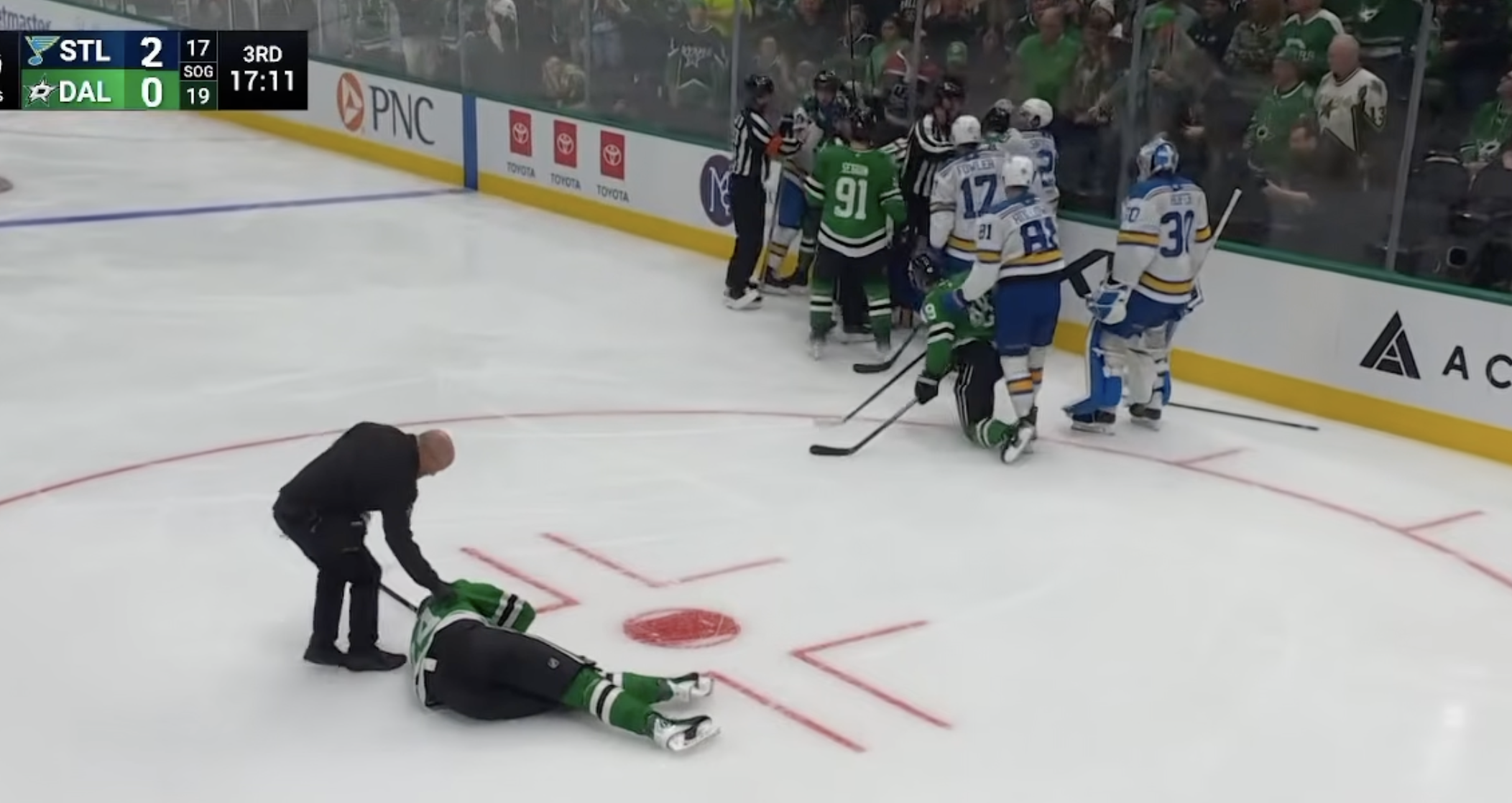 NHL – Brandon Carlo (STL) expulsé après un violent coup de genou