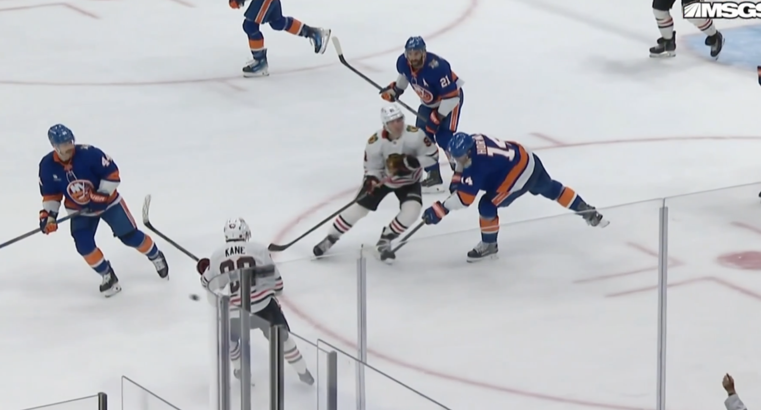 NHL – Frustré Frank Nazar sèche Bo Horvat avant d&rsquo;être expulsé