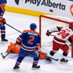 ▶️ NHL – Seth Jarvis (CAR) s&rsquo;amuse avec Evan Bouchard (EDM)