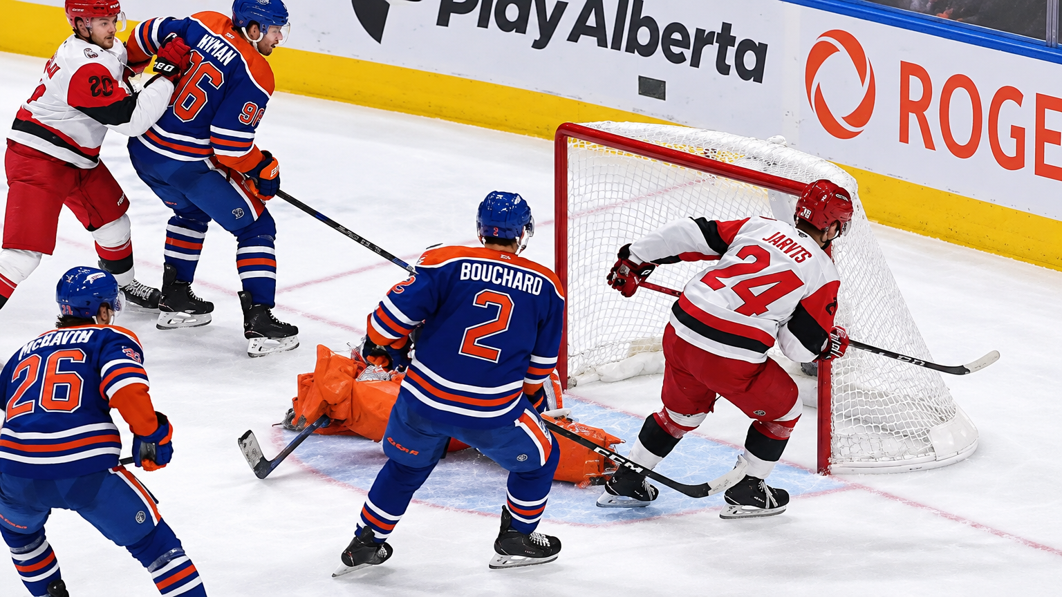 ▶️ NHL – Seth Jarvis (CAR) s&rsquo;amuse avec Evan Bouchard (EDM)
